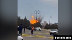 O captură de ecran dintr-un videoclip prezentat de presa pro-guvernamentală de la Baku arată o explozie pe terminalul aeroportului, 5 martie 2026.