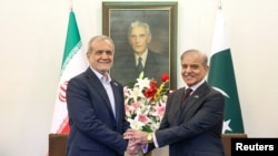 د پاکستان وزيراعظم له ايراني ولسمشر سره روغبړ کوي - د ارشیف انځور
