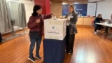 Românii din străinătate au putut vota încă de vineri, 2 mai. Duminică, 4 mai, votul se va încheia însă la ora 21:00 (ora României). Imagine ilustrativă, de la o secție de votare din Spania.