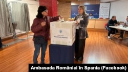 Românii din străinătate au putut vota încă de vineri, 2 mai. Duminică, 4 mai, votul se va încheia însă la ora 21:00 (ora României). Imagine ilustrativă, de la o secție de votare din Spania.