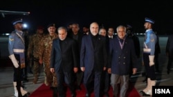 Иран парламентінің спикері Мохаммад Бақер Ғалибаф (ортада) бастаған Иран делегациясы Исламабадқа 2026 жылғы 10 сәуірде барды.