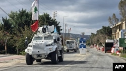Pripadnici mirovnih snaga Ujedinjenih nacija u Libanu (UNIFIL) prolaze pored punkta libanske vojske na jugu Libana, 27. mart 2026.
