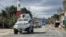 Pripadnici mirovnih snaga Ujedinjenih nacija u Libanu (UNIFIL) prolaze pored punkta libanske vojske na jugu Libana, 27. mart 2026.