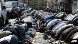 Пятничная молитва мусульман в Париже. 