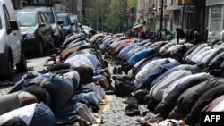 Пятничная молитва мусульман в Париже.