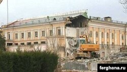 Миллий кутубхонанинг Тошкент қалбидаги биносига 2003 йили булдозер солинган эди.