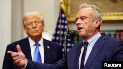 აშშ-ის პრეზიდენტი დონალდ ტრამპი და ჯანდაცვის მდივანი რობერტ ფ. კენედი უმცროსი