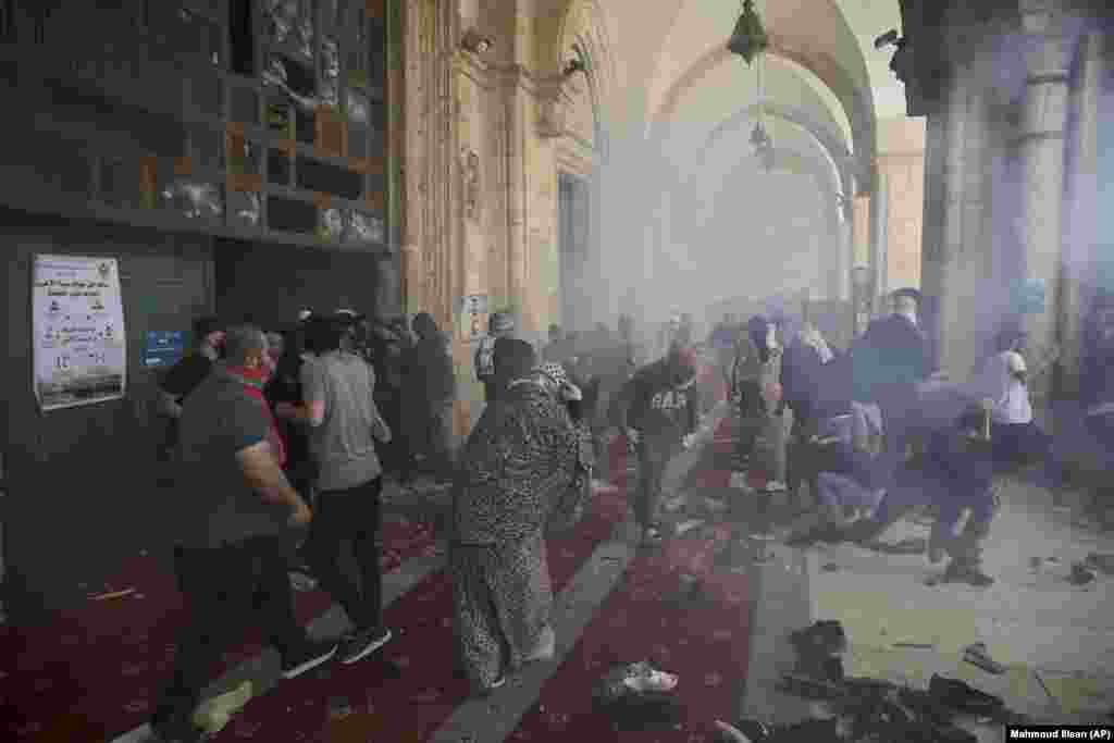 Столкновения между палестинцами и израильскими силовиками в мечети Аль-Акса в Старом городе Иерусалима, 10 мая 2021 года&nbsp;