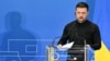 Украина президенті Владимир Зеленский Италия премьер-министрімен бірге баспасөз мәслихатын өткізе келіп тұр. Рим, 10 шілде, 2025 жыл.