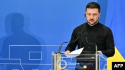 Украина президенті Владимир Зеленский Италия премьер-министрімен бірге баспасөз мәслихатын өткізе келіп тұр. Рим, 10 шілде, 2025 жыл.