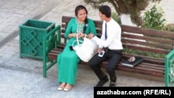 Oglan we gyz duşuşykda.