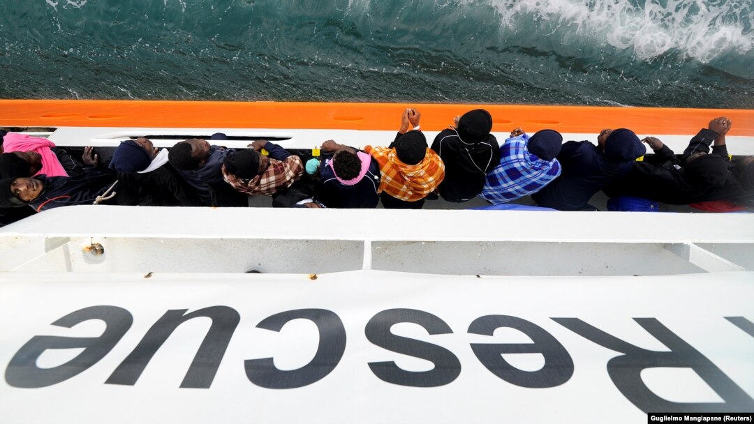 Afrički migranti čekaju na prijevoz sa broda Aquarius do Catanije, Sicilija