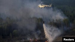 Гасіння вертольотом пожежі в Чорнобильській зоні відчуження, 28 квітня 2015 року (фото Андрія Кравченка)
