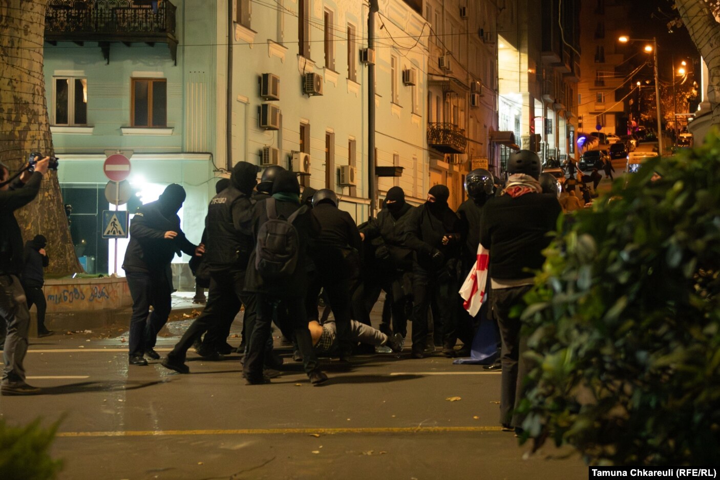 Policia e nisur drejt protestuesve në mëngjesin e 29 nëntorit.