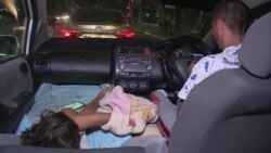 Таксист в Бишкеке водит машину с дочерью: ребенка не с кем оставить