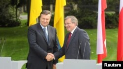 Віктор Янукович та Броніслав Коморовський, вересень 2011 року, Варшава