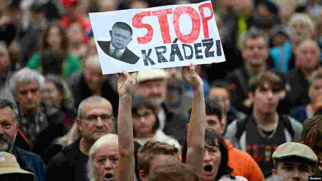 A tüntetők Szlovákia gazdasági mélyrepüléséért is a szlovák kormányfő gazdaságpolitikáját okolták. A képen egyikük "Hagyd abba a lopást!"- feliratú transzparenst tart a kezében