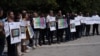 Punëtorët e Radiotelevizionit të Kosovës gjatë një proteste në gusht para ndërtesës së Qeverisë së vendit, në Prishtinë, 6 gusht.