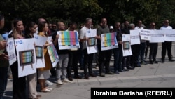 Punëtorët e Radiotelevizionit të Kosovës gjatë një proteste në gusht para ndërtesës së Qeverisë së vendit, në Prishtinë, 6 gusht.