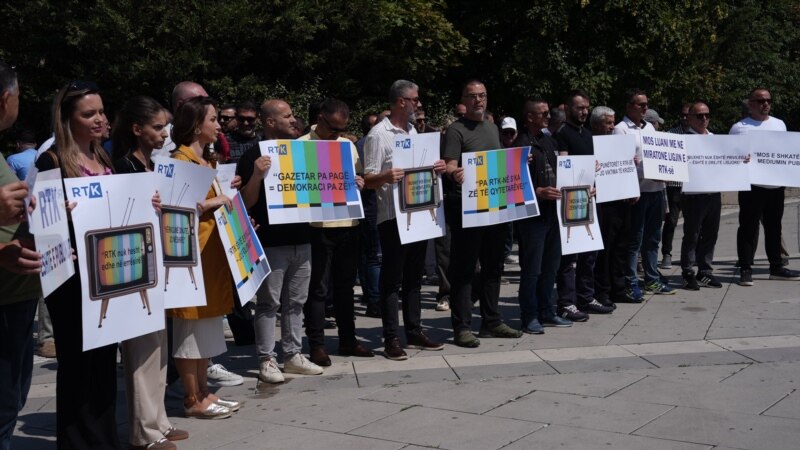 Punëtorët e RTK-së protestojnë për pagat, paralajmërojnë grevë