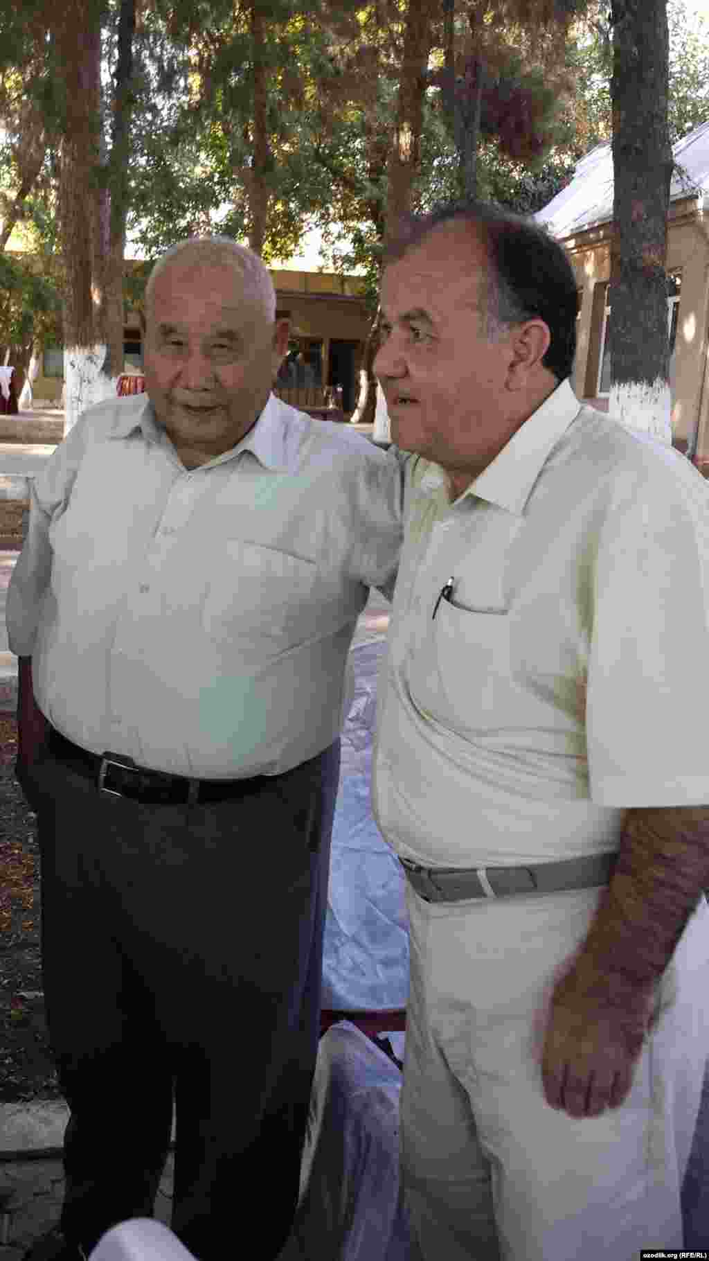 Ëзувчи Абдуҳафиз Мирзааҳмад (ўнгда) ва филология фанлари доктори&cedil; Хўжанд давлат университети профессори Абдували Бердиалиев