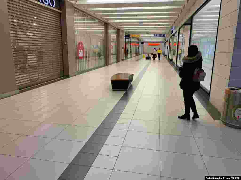 Трговскиот центар Скопје Сити мол е отворен за посетители по неколку часовни проверки.