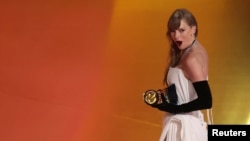 Këngëtarja Taylor Swift duke reaguar pas pranimit të çmimit Grammy për Albumin më të Mirë Pop - Vokal, në Los Anxhelos, Kaliforni, më 4 shkurt 2024.