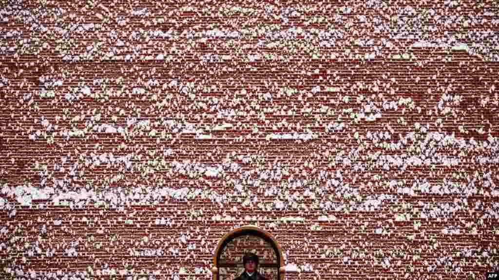 Orsýetiň prezident polkunyň esgeri merkezi Moskwada, Näbelli esgeriň mazarynda garawulda dur. (AFP/Kirill Kudryavtsev)