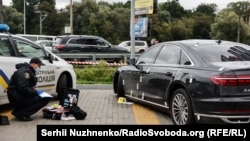 Сотрудник полиции осматривает машину Сергея Шефира после стрельбы 22 сентября.