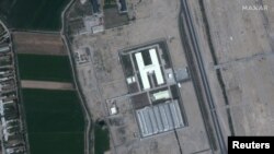 Снимок во спутника лагеря, в котором содержатся афганские военные летчики в Термезе, 29 августа 2021 год.