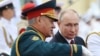 Президент России Владимир Путин и министр обороны РФ Сергей Шойгу (справа налево) 