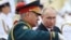 Президент России Владимир Путин и министр обороны РФ Сергей Шойгу (справа налево) 