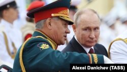 Президент России Владимир Путин и министр обороны Сергей Шойгу (справа налево) 