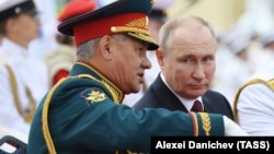 Президент России Владимир Путин и министр обороны России Сергей Шойгу (справа налево). Россия, Санкт-Петербург, 