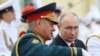 Президент РФ Владимир Путин и министр обороны РФ Сергей Шойгу (справа налево) 