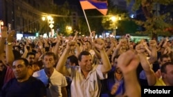 Акция протеста у захваченного в Ереване полицейского участка, 26 июля 2016 года. 