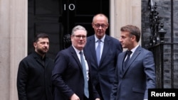 Прем'єр-міністр Великої Британії Кір Стармер, президент України Володимир Зеленський, президент Франції Емманюель Макрон та канцлер Німеччини Фрідріх Мерц спілкуються біля Даунінг-стріт, 10 після зустрічі в Лондоні, Велика Британія, 8 грудня 2025 року