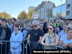 Qytetarët nga pjesë të Serbisë mbajnë 16 minuta heshtje për 16 viktimat e incidentit në stacionin e trenit në Novi Sad, në njëvjetorin e tragjedisë, 1 nëntor.