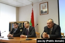 Ігар Плышэўскі (у цэнтры) у Акадэміі кіраваньня пры прэзідэнце Рэпублікі Беларусь у 2015 годзе