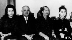 Снимка на семейството на Тодор Живков от 1966 г. От ляво надясно: Людмила Живкова (дъщеря), Тодор Живков, Мара Малеева - Живкова (съпруга), Владимир Живков (син).