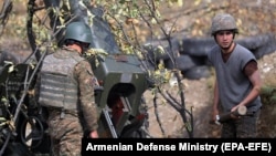 Артиллеристы Армии обороны Карабаха на боевой позиции, октябрь 2020 г.