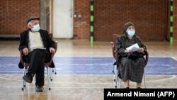 Dvoje vakcinisanih građana Kosova odmara nakon primljene doze AstreZeneke u Prištini 13. aprila 2021. godine. Hrvatska je za Kosovo izdvojila 10.000 doza vakcina
