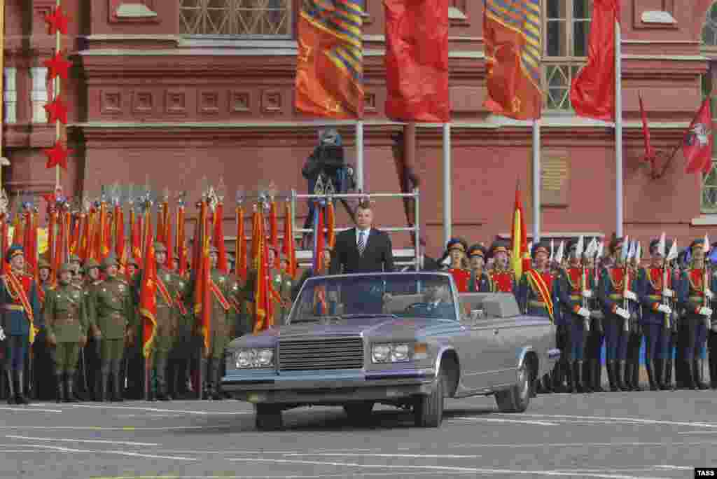 Moskva, Qızıl Meydan. M&uuml;dafiə naziri vəzifəsini icra edən Anatoli Serdıkov (mərkəzdə) &uuml;st&uuml; a&ccedil;ıq Zil limuzində B&ouml;y&uuml;k Vətən m&uuml;haribəsinin 63-c&uuml; ild&ouml;n&uuml;m&uuml; m&uuml;nasibətilə ke&ccedil;irilən hərbi paradda. 9 may 2012