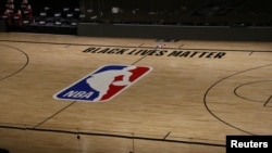 На всех аренах во время доигрывания чемпионата НБА присутствует надпись Black lives matter
