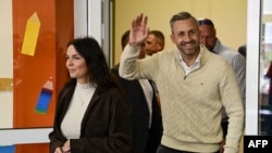 ულტრამემარჯვენე AfD-ის ლიდერი, ულრიხ ზიგმუნდი და მისი ცოლი, იულია ზიგმუნდი საქსონია-ანჰალტის მხარის საარჩევნო უბანზე, 2026 წლის 6 სექტემბერი