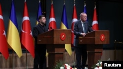 Президенти України Володимир Зеленський (л) і Туреччини Реджеп Ердоган виголошують заяви для преси, Анкара, 19 листопада 2025 року