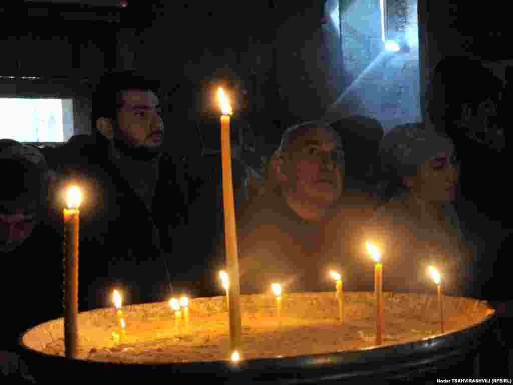 საზეიმო წირვა-ლოცვა სვეტიცხოველში - წელს სვეტიცხოვლის საკათედრო ტაძრის დაარსებიდან 1700 და განახლებიდან 1000 წლისთავი აღინიშნება. სვეტიცხოვლობისადმი მიძღვნილი საზეიმო წირვა-ლოცვა სრულიად საქართველოს კათოლიკოს-პატრიარქთან ერთად აღავლინეს რამდენიმე ქვეყნის მართლმადიდებელი ეკლესიების მეთაურებმა.