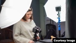 Oleksandra Ivanova dokumentuje glineni artefakt u Kijevu za projekat virtuelnog muzeja.