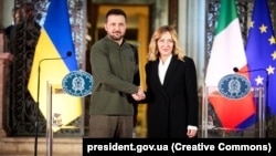 Italian Prime Minister Giorgia Meloni (right), whose country holds the rotating G7 Presidency, during an October meeting in Rome with Ukrainian President Volodymyr Zelenskiy.