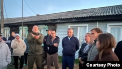 Народный сход против изъятия и уничтожения домашнего скота, Иркутский район. Губернатор области Игорь Кобзев (четвертый справа)